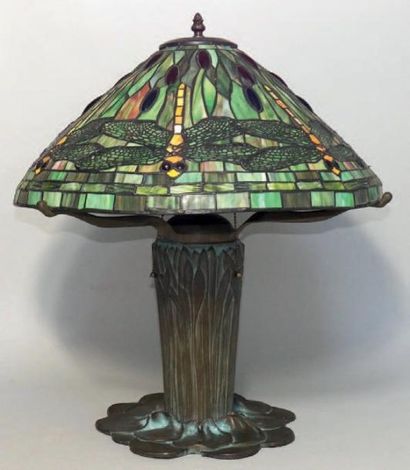 Lampe en métal et verre. Style Tiffany. Haut.:...