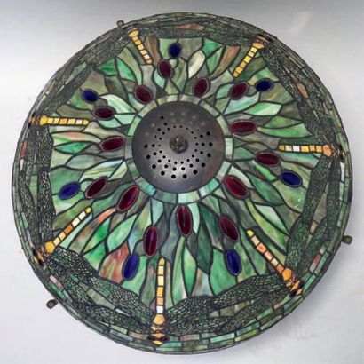 Lampe en métal et verre. Style Tiffany. Haut.:...