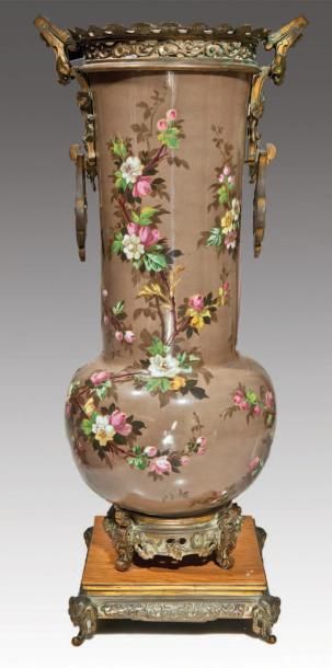 Grand vase en cuivre émaillé à décor de fleurs....