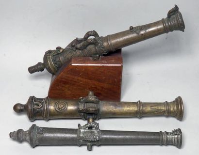 Trois canons en bronze