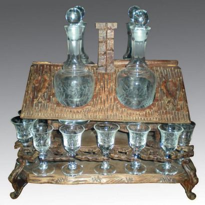 «Forêt noire» Cave à liqueur en bois sculpté....