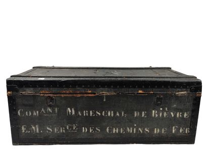 Malle militaire en bois laquée noire marquée...