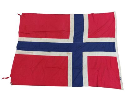 Vieux drapeau en coton à décor d'une croix...