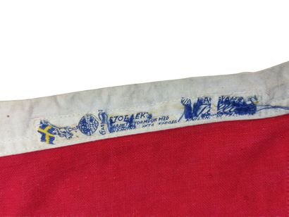 Vieux drapeau en coton à décor d'une croix...