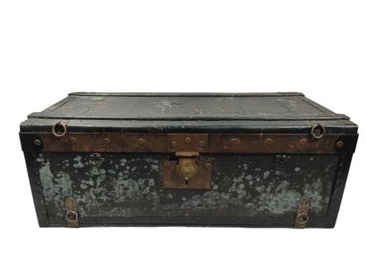 Malle militaire en bois laquée noire marquée...