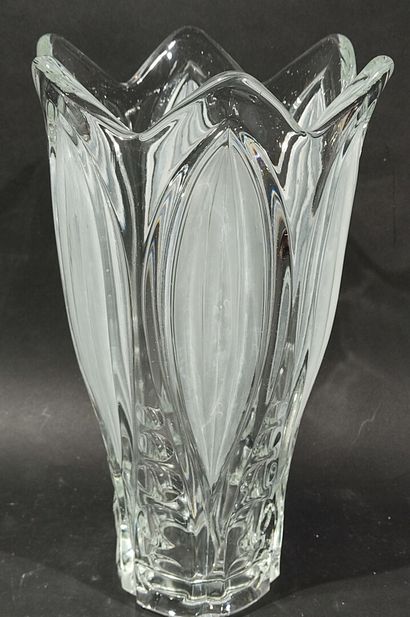 VASE en cristal moulé pressé en forme de...