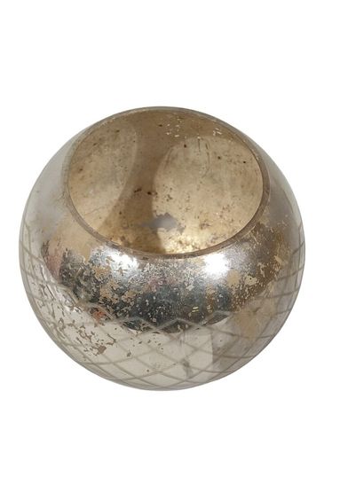 Photophore boule en verre mercurisé à décor...