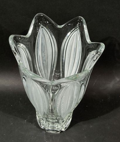 VASE en cristal moulé pressé en forme de...