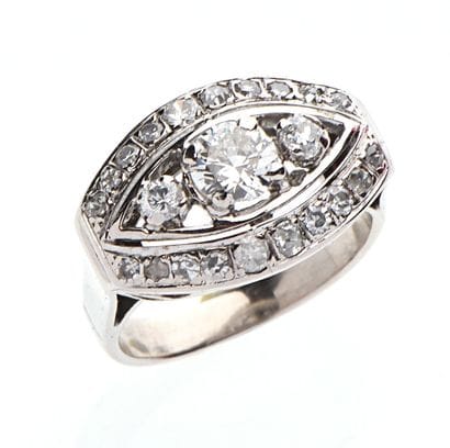 BAGUE en or gris 18k (750/00) à plateau en...