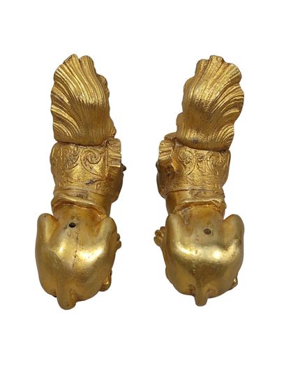 Paire de sphinges en bronze à patine dorée...