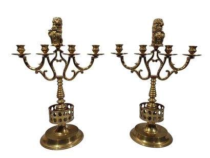 PAIRE DE CANDELABRES en bronze à trois lumières...