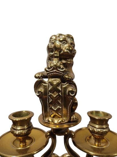PAIRE DE CANDELABRES en bronze à trois lumières...
