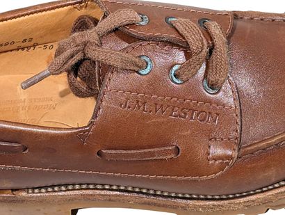 J.M. WESTON
Paire de mocassins en cuir couleur...