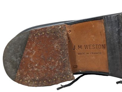 J.M. WESTON
Paire de bottines en cuir noir...