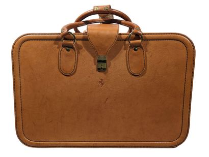 SCHEDONI
NECESSAIRE DE VOYAGE en cuir fauve...