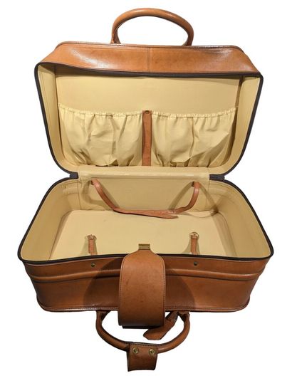 SCHEDONI
NECESSAIRE DE VOYAGE en cuir fauve...