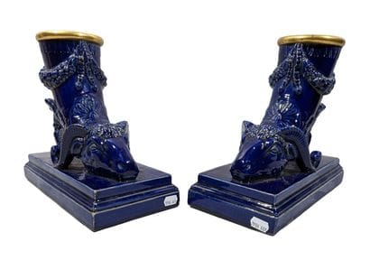 PAIRE DE VASES RHYTONS sur base en céramique...
