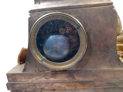 PENDULE en bronze à décor d'une joueuse de...