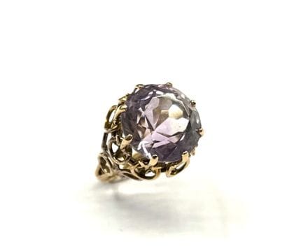 BAGUE en or jaune 18 K (750/oo) à haut panier...