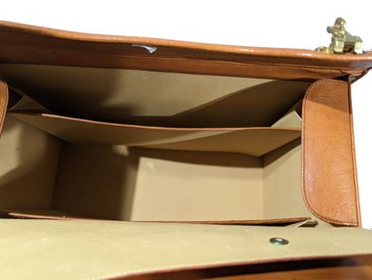 SCHEDONI
NECESSAIRE DE VOYAGE en cuir fauve...