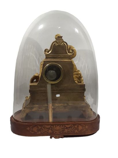 PENDULE en bronze à décor d'une joueuse de...