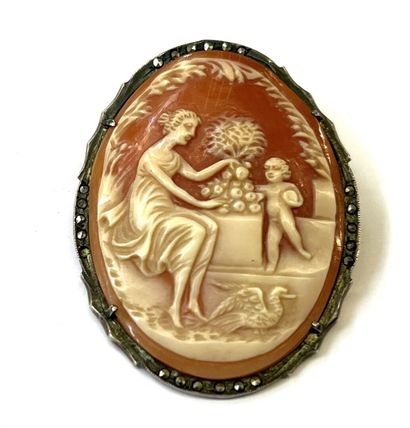 Broche faisant pendentif en argent massif...