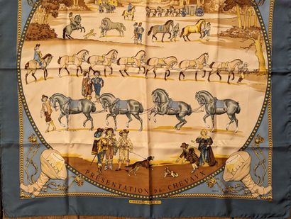 HERMES à Paris
Carré en twill de soie imprimée...