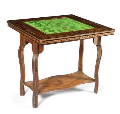 Table à jeux en bois de placage et marqueterie...