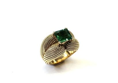 VAN CLEEF & ARPELS
Bague Coussin en or jaune...