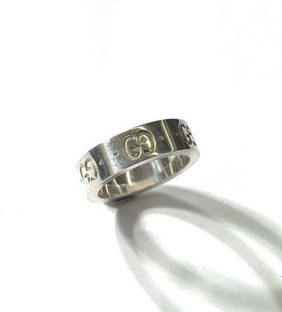 GUCCI
Bague jonc en argent 925/°° à décor...