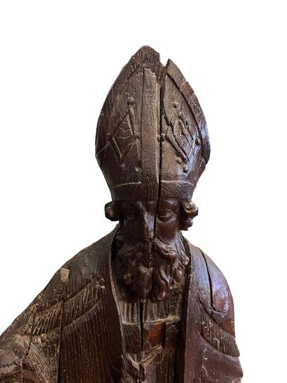 Saint-Évêque en chêne sculpté, dos creusé....
