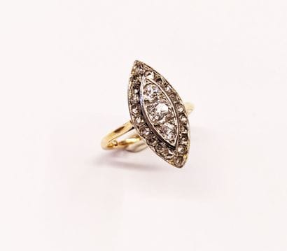 BAGUE NAVETTE en or rose 18 K (750/oo) à...