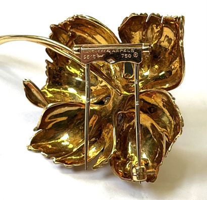 VAN CLEEF & ARPELS
Clip de corsage faisant...