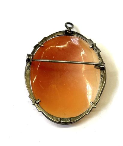Broche faisant pendentif en argent massif...