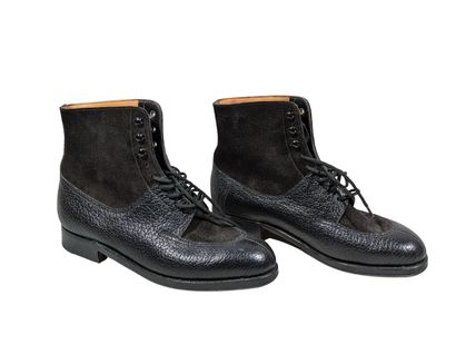 J.M. WESTON
Paire de bottines en cuir noir...