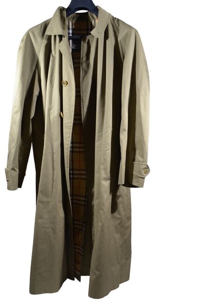 BURBERRYS
Trench d'homme en coton kaki. 
Taille...