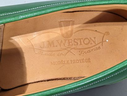 J.M. WESTON
Paire de mocassins en cuir couleur...