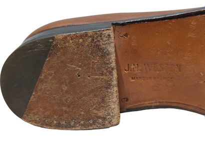 J.M. WESTON
Paire de mocassins en cuir couleur...