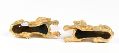 Paire de sphinges en bronze à patine dorée...