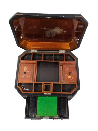 CABINET DE LETTRÉ en bois laqué noir à décor...