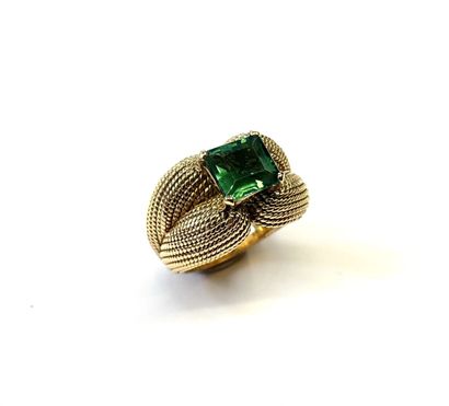 VAN CLEEF & ARPELS
Bague Coussin en or jaune...