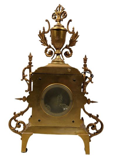 PENDULE borne en bronze doré surmontée d'un...