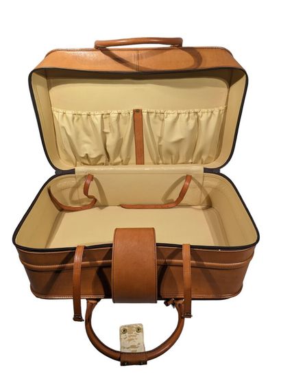 SCHEDONI
NECESSAIRE DE VOYAGE en cuir fauve...
