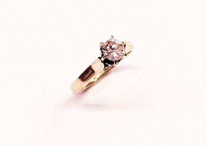 BAGUE SOLITAIRE en or gris 18k (750/oo) agrémentée...