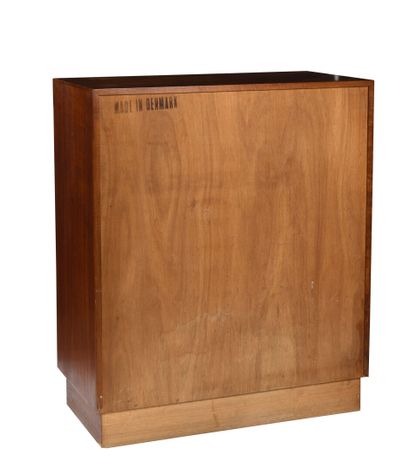 DANEMARK
Commode en teck ouvrant par cinq...