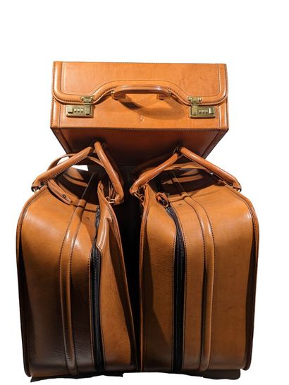 SCHEDONI
NECESSAIRE DE VOYAGE en cuir fauve...