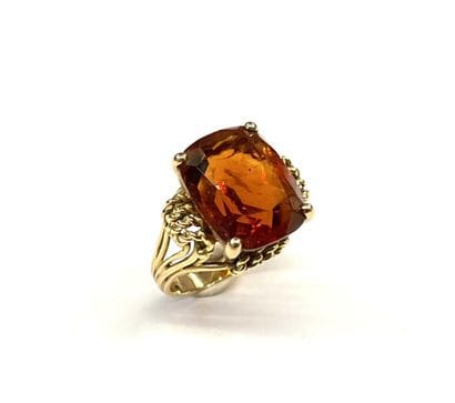 BAGUE en or jaune 18 K (750/oo) sertie d'une...