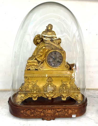 PENDULE en bronze à décor d'une joueuse de...