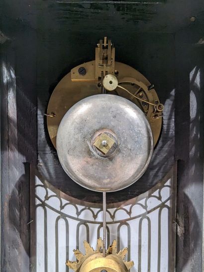 Pendule portique en acajou sculpté et ajouré...