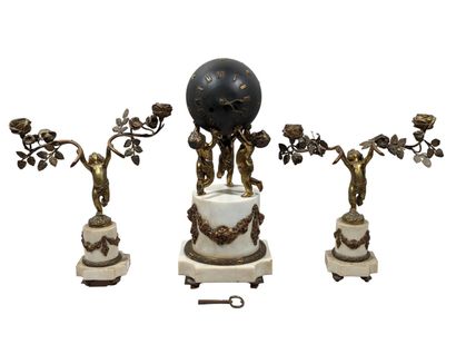 GARNITURE DE CHEMINEE en bronze doré et marbre...